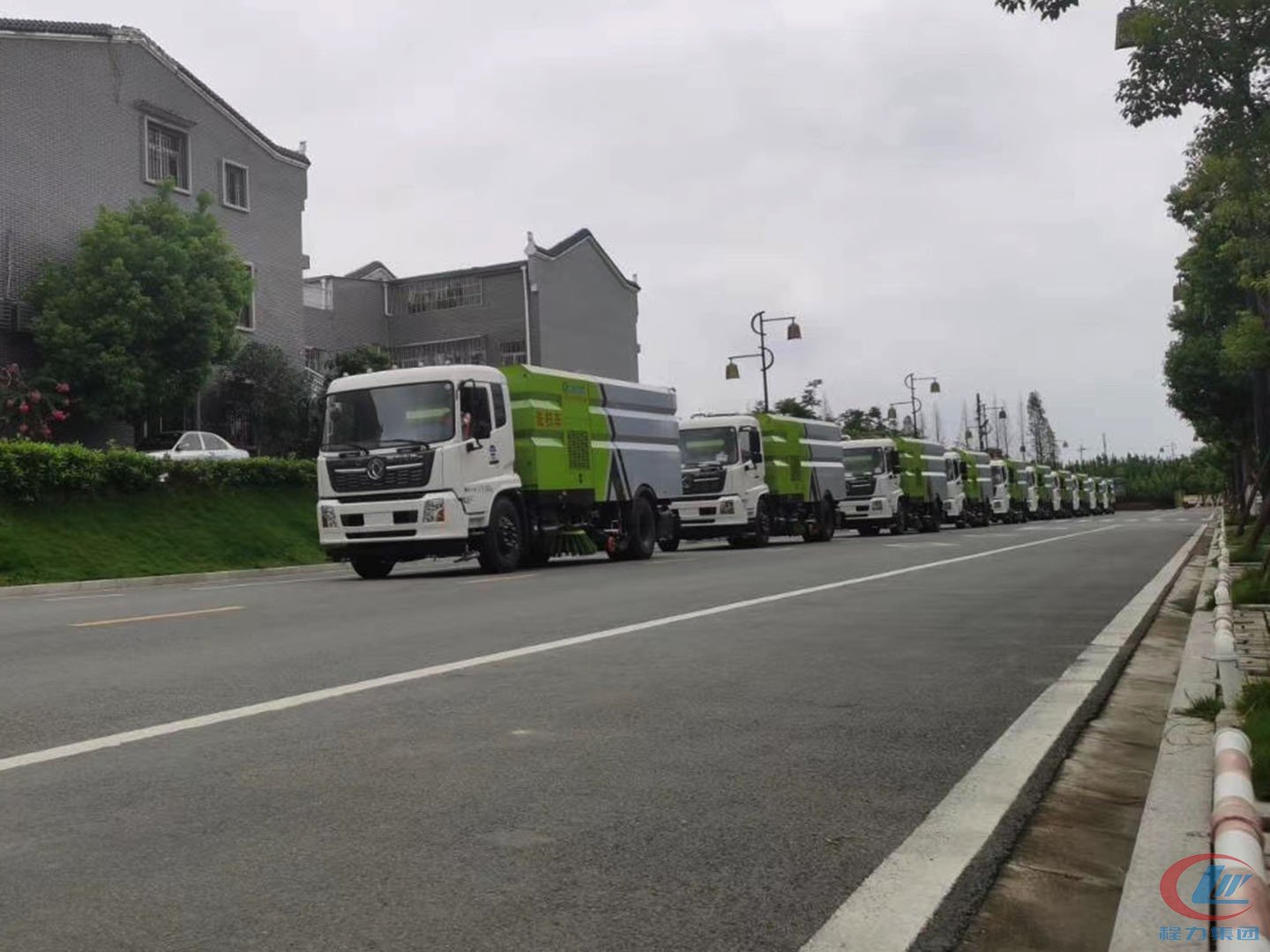 程力集團東風天錦洗掃車批量交車