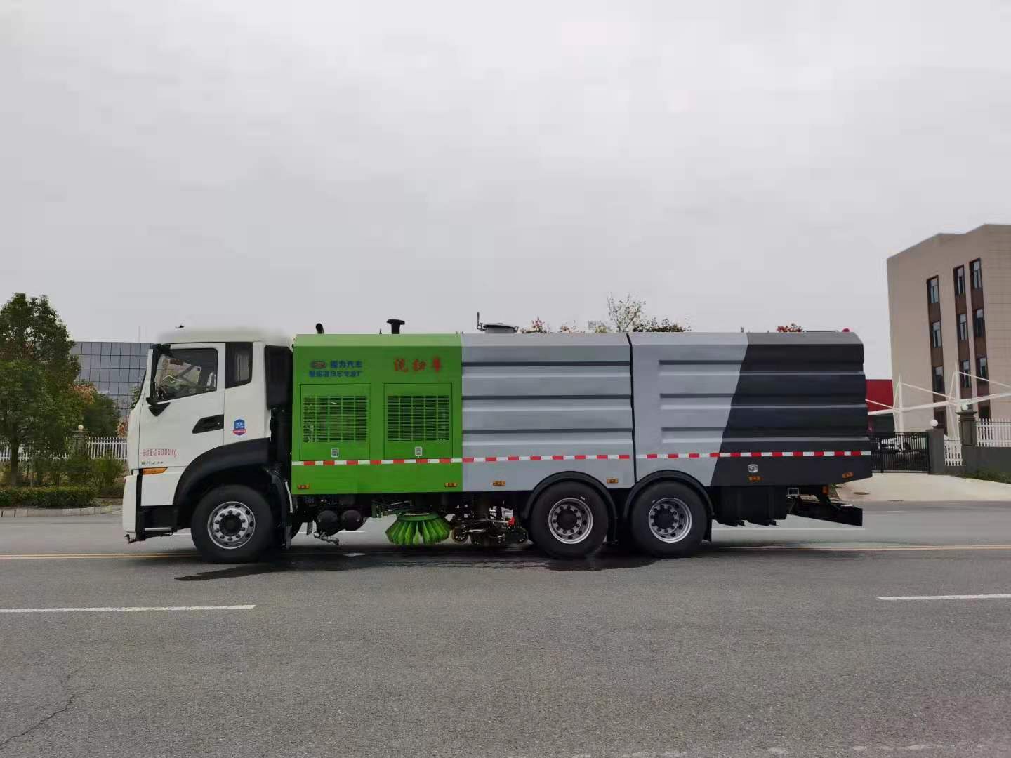 國六東風(fēng)天龍后八輪洗掃車