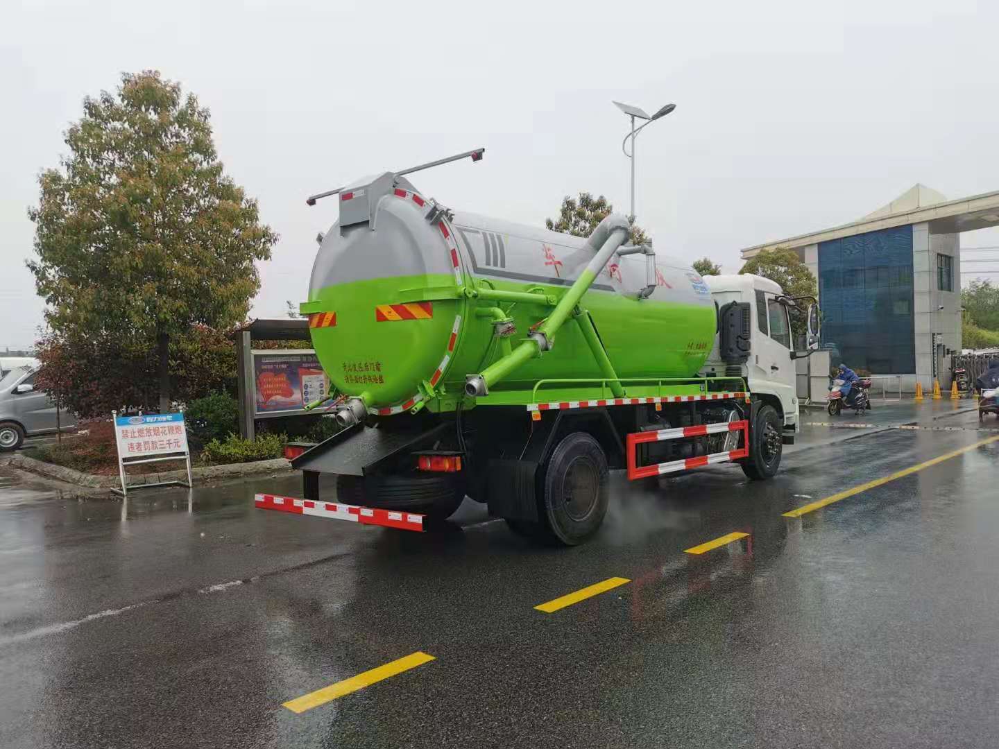 國六東風(fēng)天錦13.5方吸污車