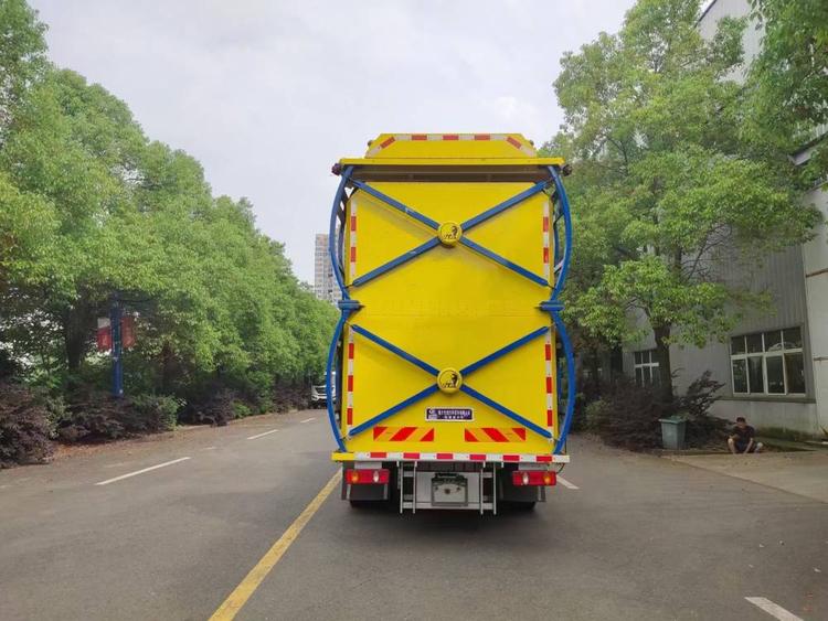 東風天錦防撞緩沖車