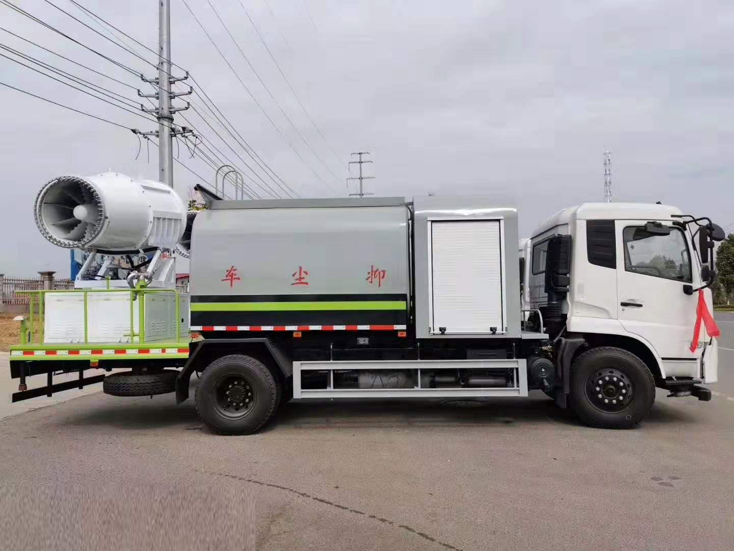 東風(fēng)天錦多功能抑塵車背面圖