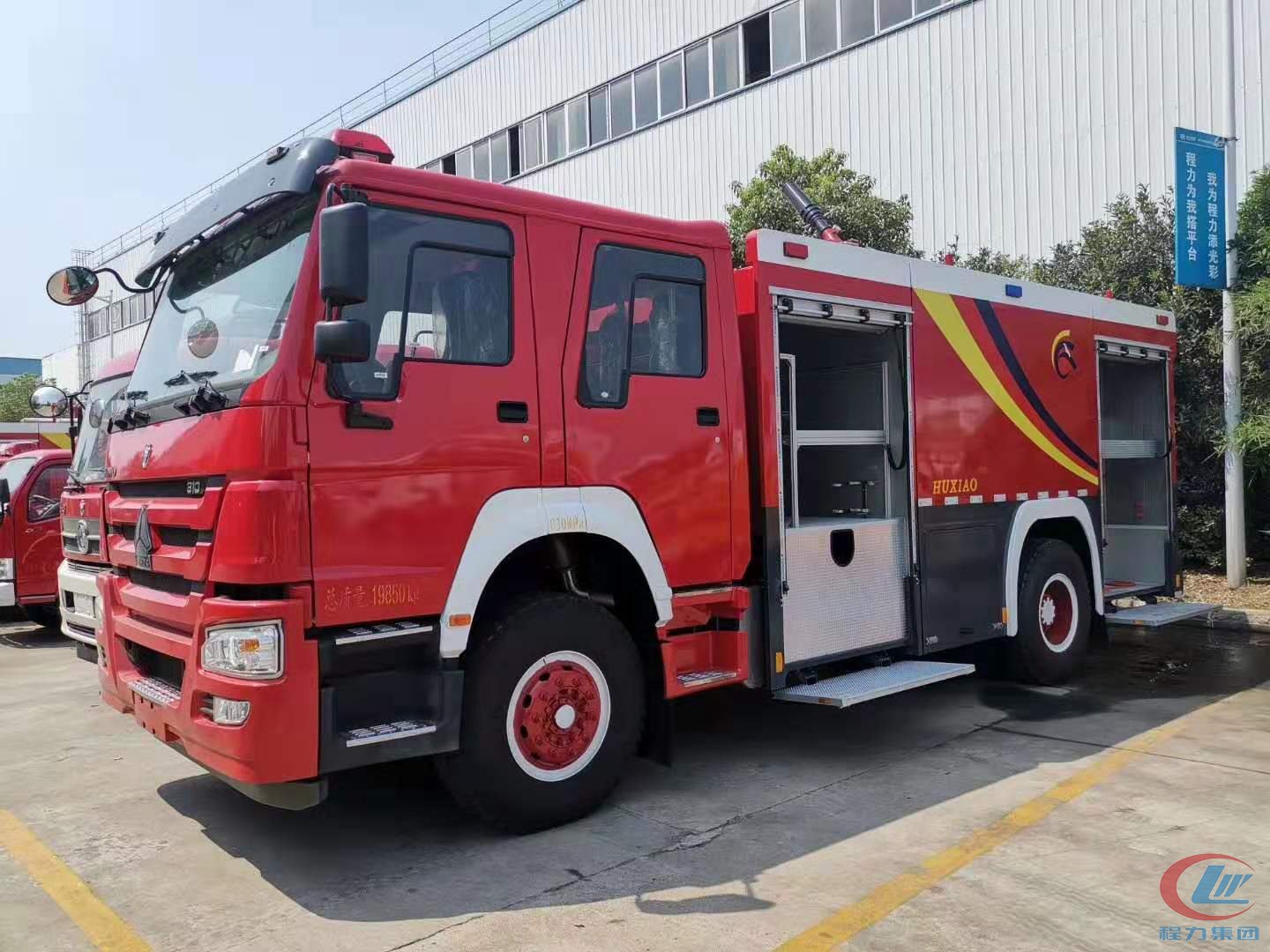 重汽豪沃水罐消防車側面圖